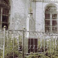 Могила матери поэта у стены церкви Петра и Павла в Абакумцеве