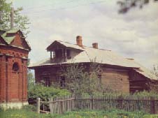 Уголок села в Абакумцеве. Слева фамильный склеп Некрасовых